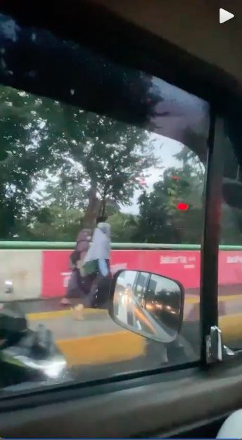 Viral 2 Perempuan Tak Mau Mengalah dari Invasi Pemotor di Trotoar