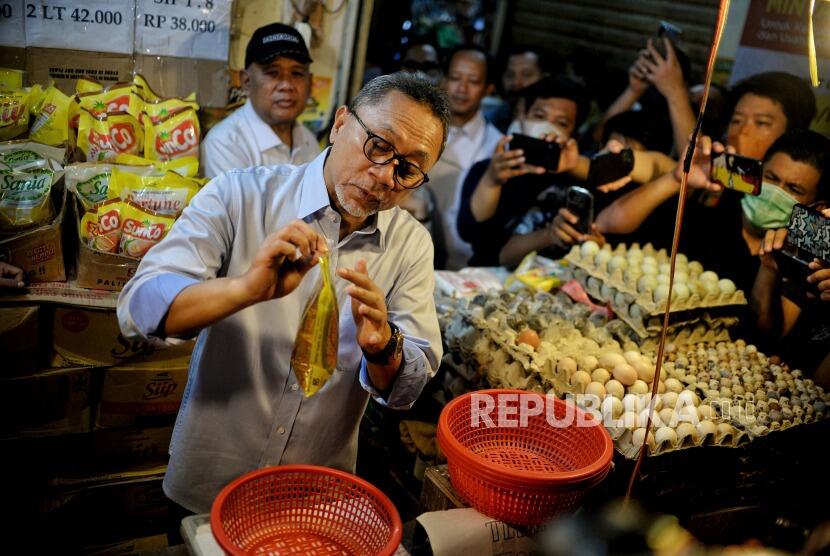 Tinjau Pasar di Hari Pertama Kerja, Mendag Zulhas Syok Semua Harga Bahan Pokok Naik