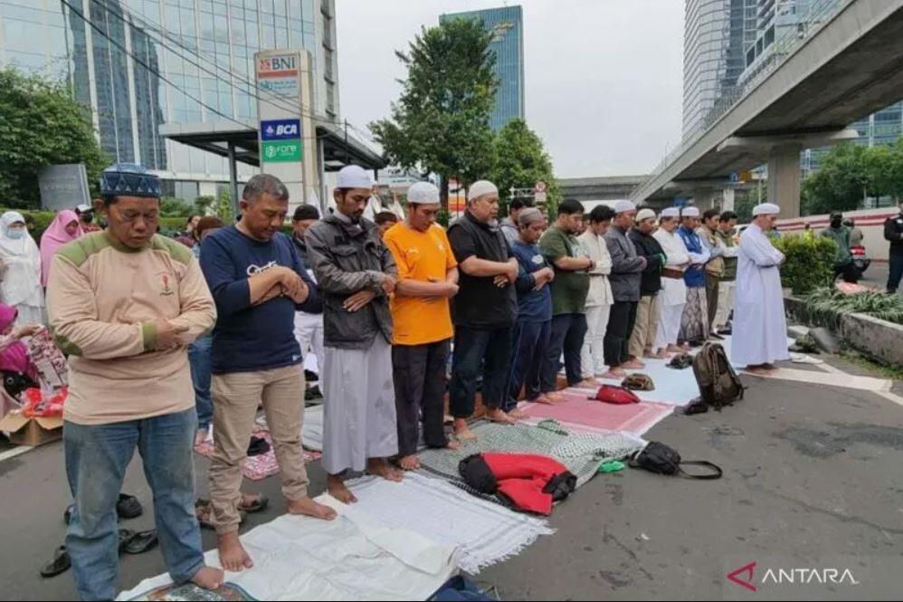 Pedemo gelar Shalat Ashar berjamaah di depan Kedubes India