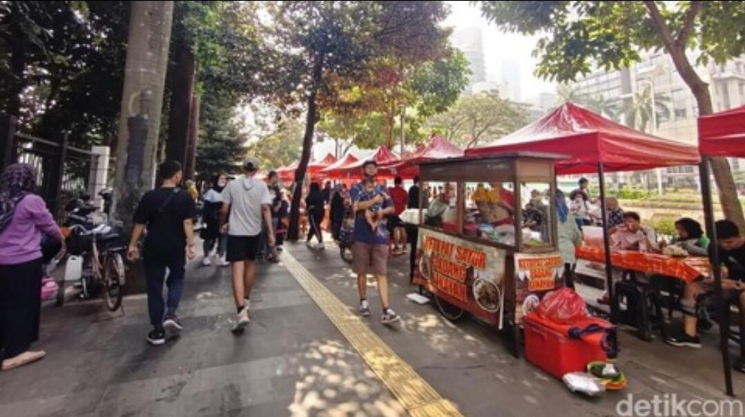 PKL Area CFD Kawasan FX Sudirman Tertata, Pakai Tenda Merah