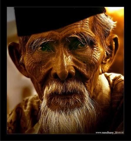 Mbah Joggo Sang Penunggu Makam Keramat Yang Menarik.....