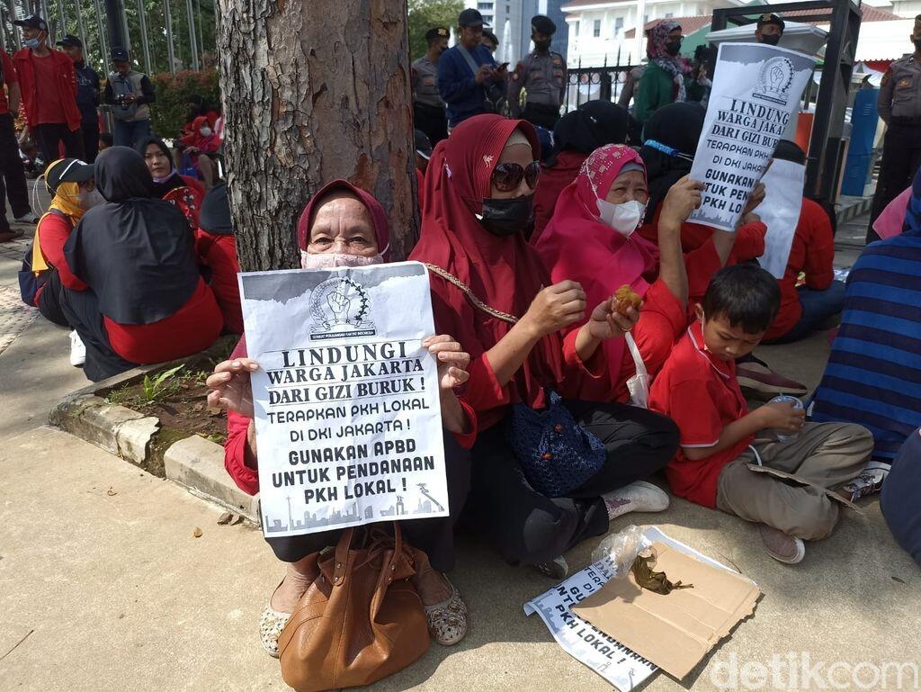 Massa Geruduk Balai Kota, Tuntut Anies Perhatikan Warga Miskin Jakarta