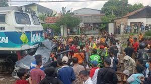 Kereta Tabrak Mobil Avanza di Bekasi, Perhatikan Keselamatan Saat Melintasi Rel 