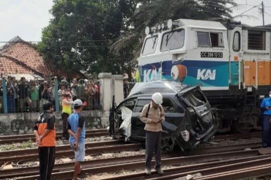 Mobil Ketabrak Kereta, Apa bener Mitos adanya Gelombang Elektromagnetik?
