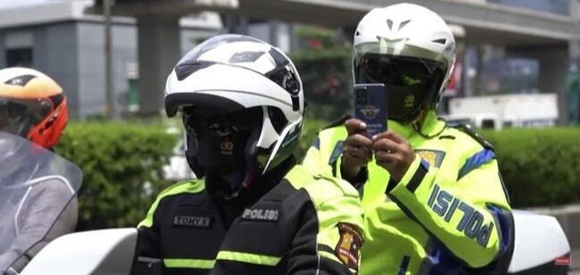 Tidak Pakai Helm Saat Lewat Jalan PERSAWAHAN, Pengendara Motor Ini Kena Tilang ELTE