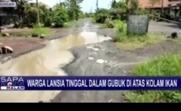 Kisah Memprihatinkan, Nenek 90 Th yang Hidup Seorang Diri di Gubuk di Atas Kolam Ikan