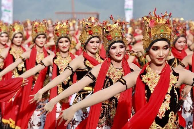 Cewek Banyuwangi Suka Nari, Tapi Kok Yang Terkenal Goyang Karawang?