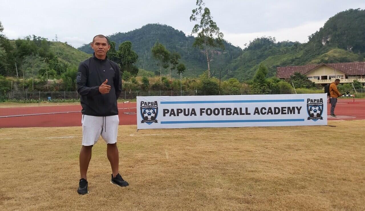 Senyum Sang Legenda Persipura di Papua Football Academy Cari Bakat