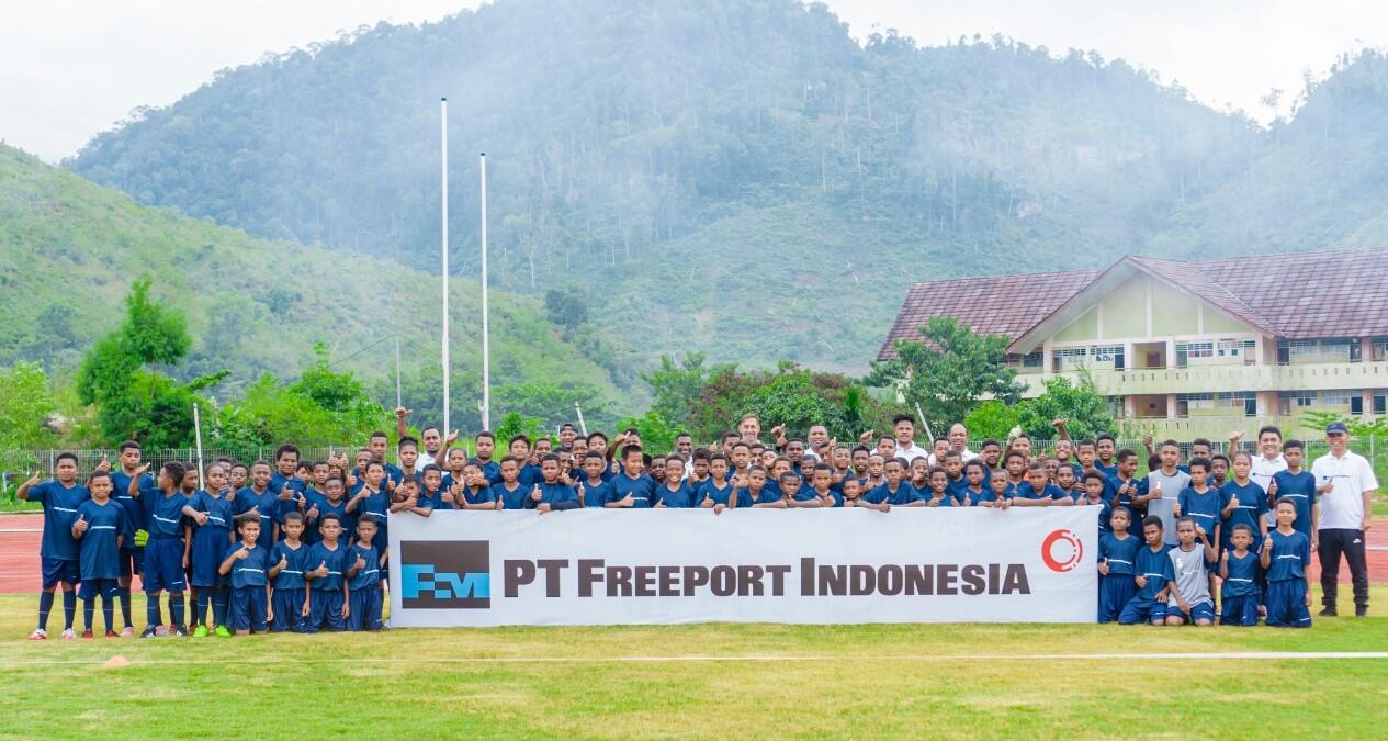 Senyum Sang Legenda Persipura di Papua Football Academy Cari Bakat