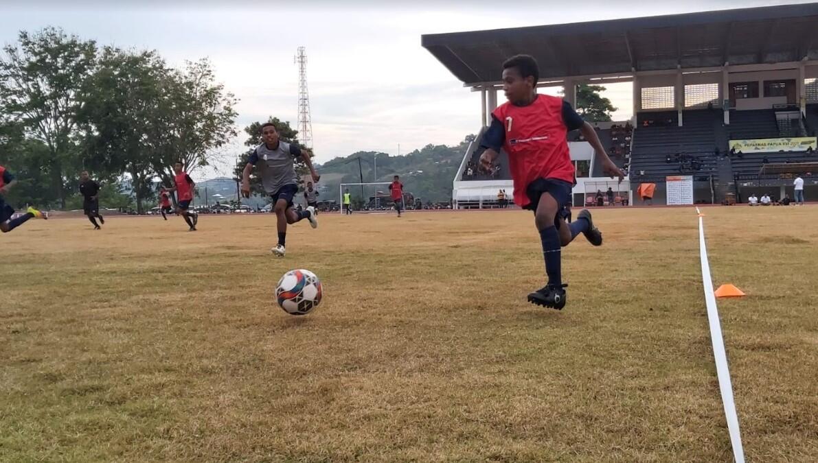 Senyum Sang Legenda Persipura di Papua Football Academy Cari Bakat