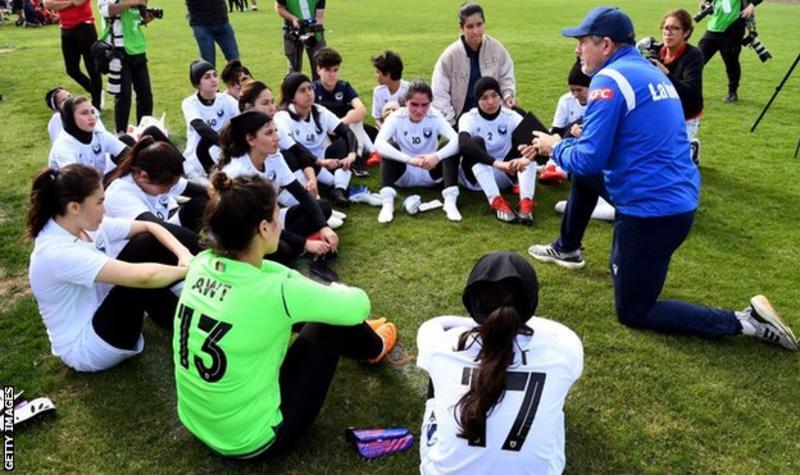 Timnas putri Afghanistan: Lolos dari Taliban dengan masa depan sepakbola tidak pasti