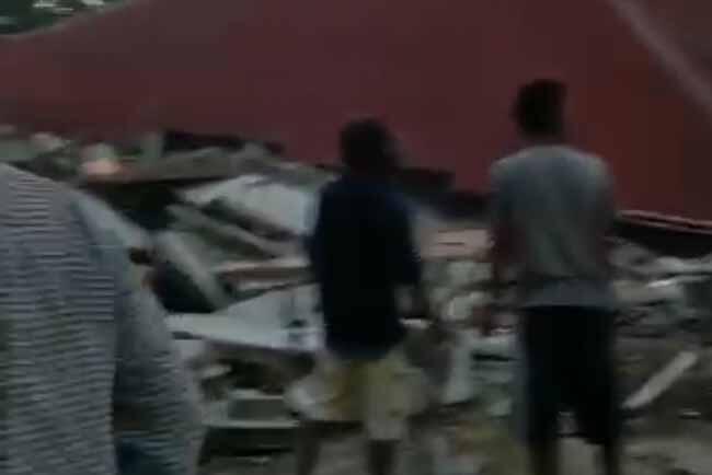 BREAKING NEWS: Sekolah Berlantai 3 Roboh, Tukang Tewas Tertimpa