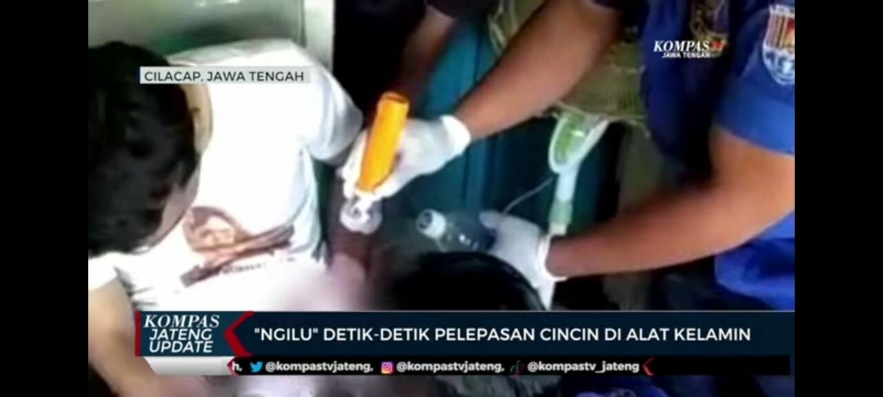 Cincin Tak Bisa Lepas Di Alat Vital, Pria Ini Minta Bantuan Damkar Untuk Melepasnya