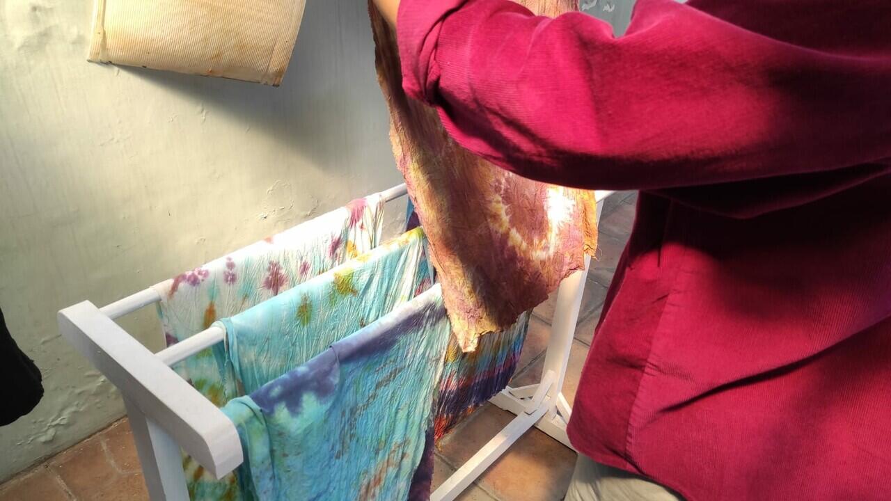 PMM UMM 48 Ajak Anak Panti Membuat Taplak Meja dengan Metode Celup Ikat “Tie Dye”