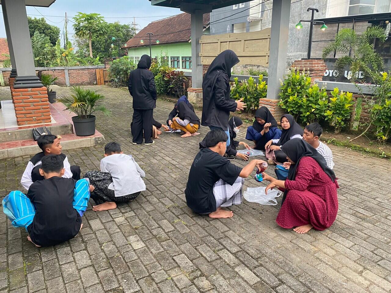 PMM UMM 48 Ajak Anak Panti Membuat Taplak Meja dengan Metode Celup Ikat “Tie Dye”