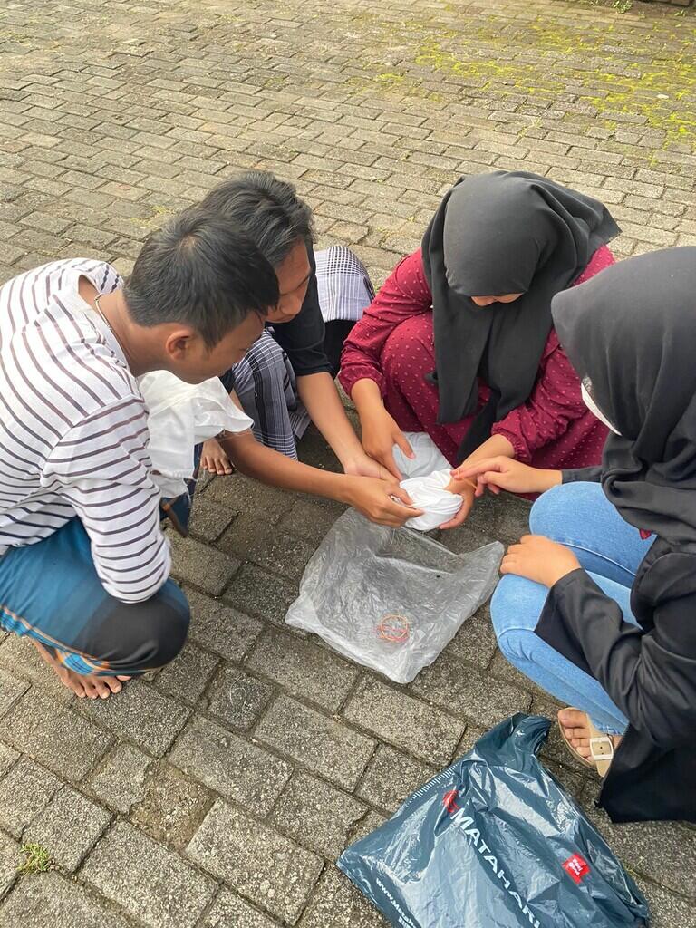 PMM UMM 48 Ajak Anak Panti Membuat Taplak Meja dengan Metode Celup Ikat “Tie Dye”