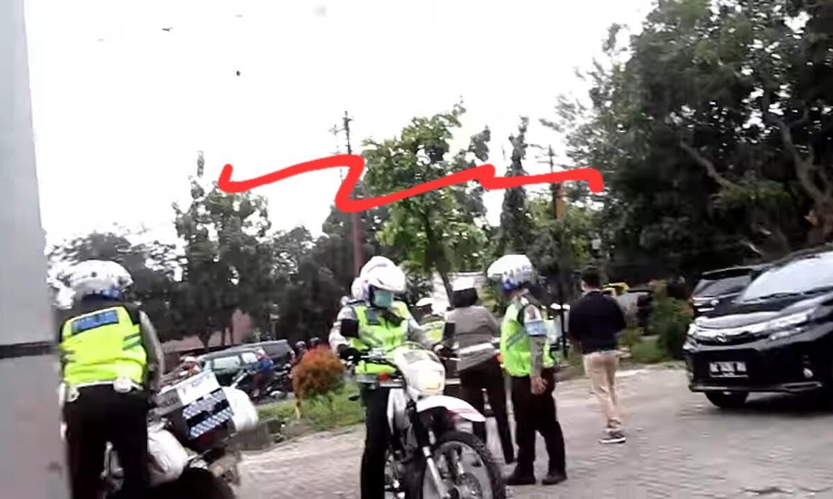 Viral, Warga Berani Interogasi Polisi Karena Tidak Bawa STNK, Pajak Mati 5Thn (Video)