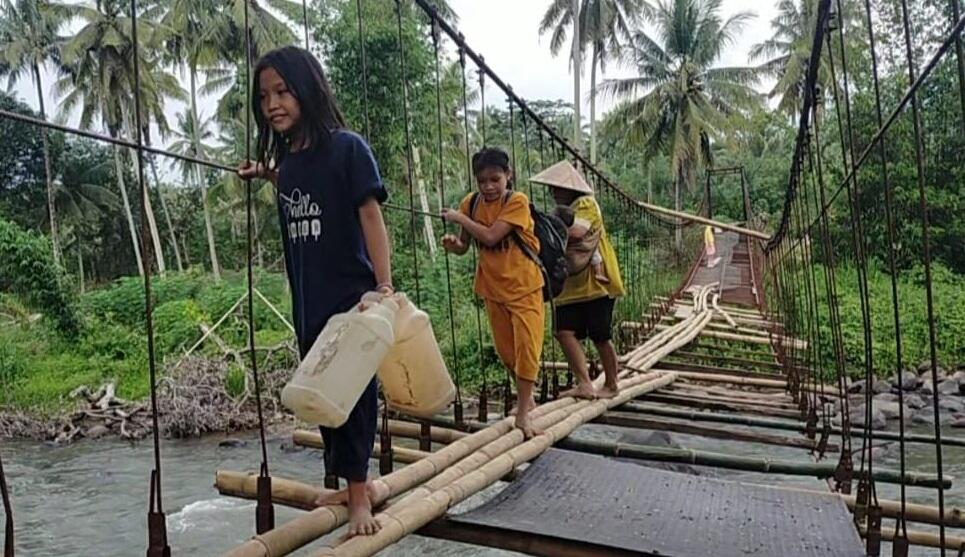 Jembatan Gantung Rusak Parah, Warga Nekat Melintas