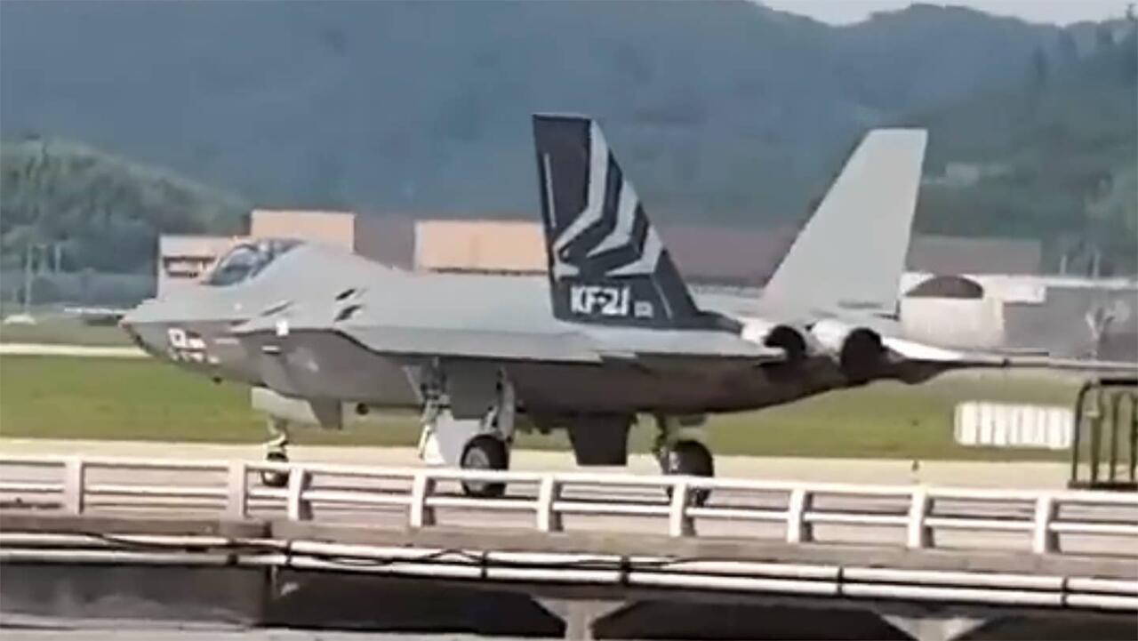 Menjelang Penerbangan Pertama, Prototype KF-21 Melakukan Uji Taxiing