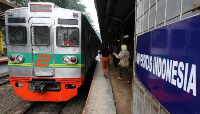 Awas! Kalau Ngobrol Di KRL, Bisa Diusir Petugas.