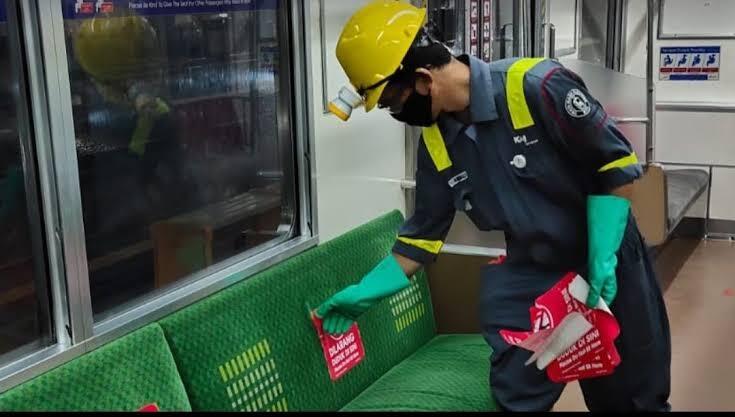 Awas! Kalau Ngobrol Di KRL, Bisa Diusir Petugas.