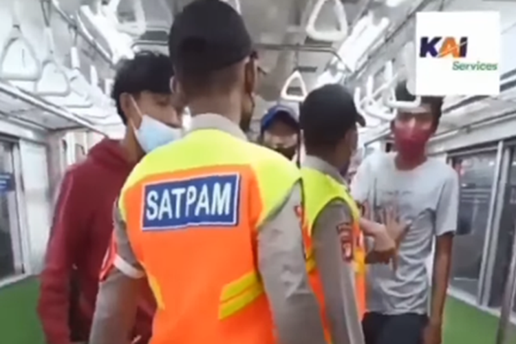 Awas! Kalau Ngobrol Di KRL, Bisa Diusir Petugas.