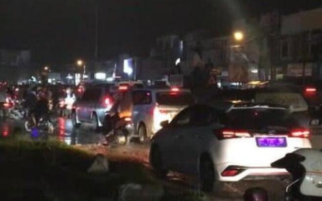 Demo Hingga Malam Hari, Massa Blokir Jalan di Pertigaan UHO