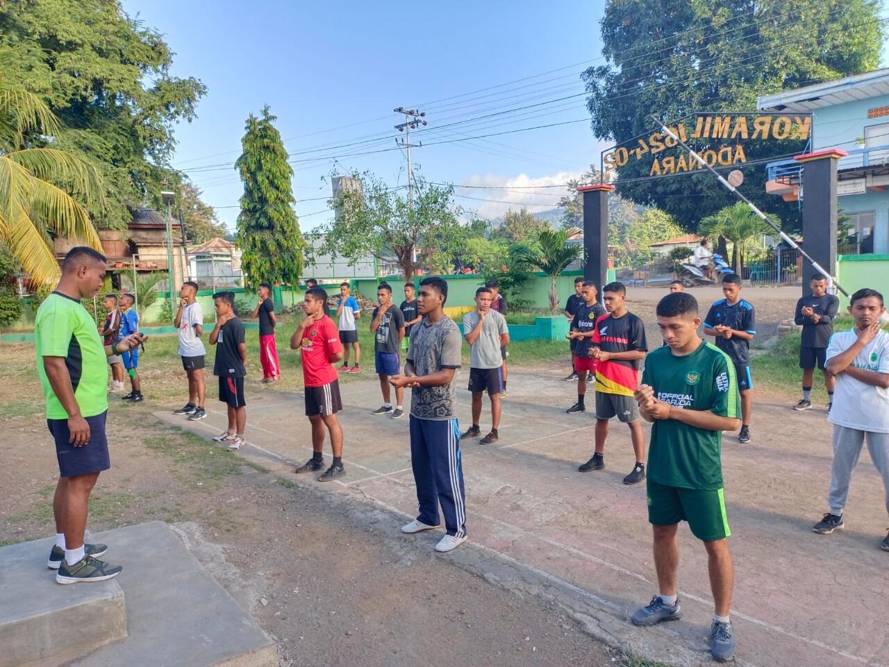 45 siswa calon Bintara TNI AD Ikuti Latihan Fisik di Koramil Adonara