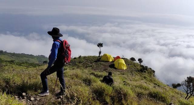 Tips Mendaki Gunung Kembar