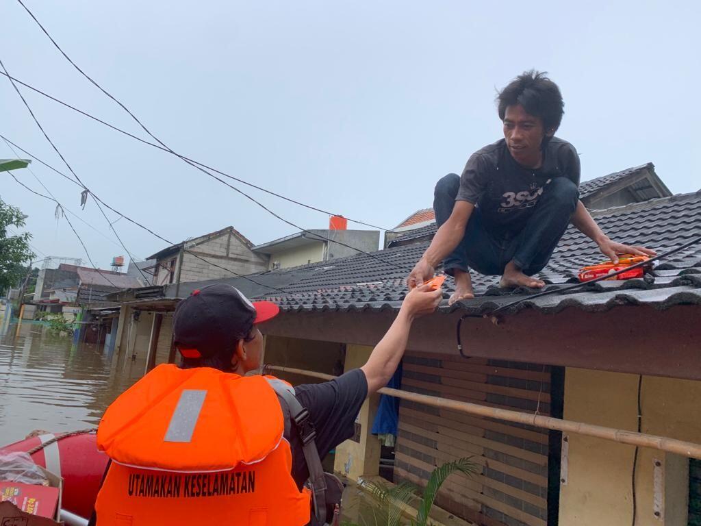 Banjir Hampir Tenggelamkan Rumah di Tangerang, Warga Ambil Bantuan dari Atap