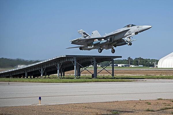 Takeoff dengan Membawa Dua Rudal Harpoon, Super Hornet Tampil Tanpa Kendala di India