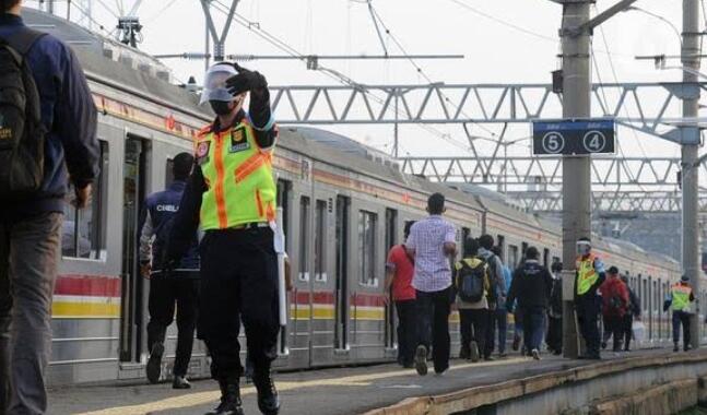 Tips Bagus Bisa Dapat Duduk Dikereta KRL, Buat Pemula