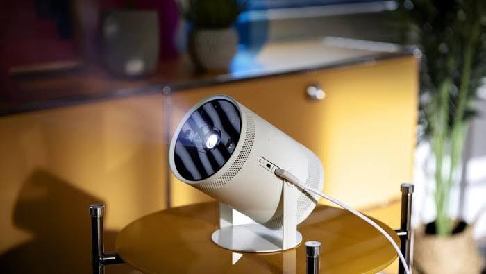 REVIEW : Samsung The Freestyle ! Projector portabel canggih desain mini dan unik