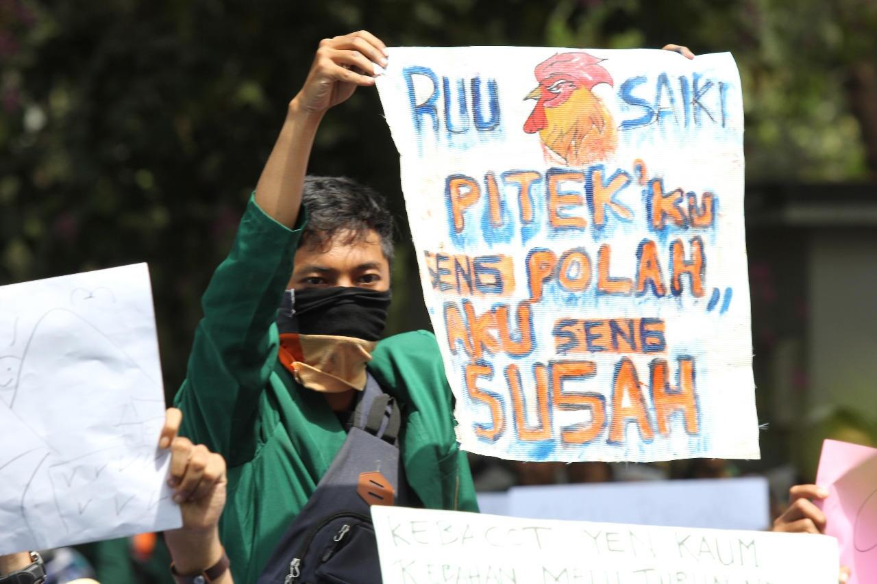 8 poster kocak ala mahasiswa saat demo ini bikin yang baca mikir dua kali