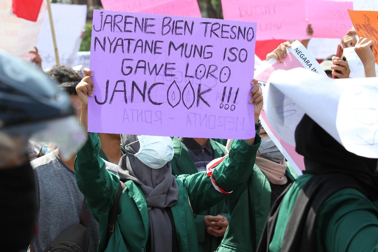 8 poster kocak ala mahasiswa saat demo ini bikin yang baca mikir dua kali