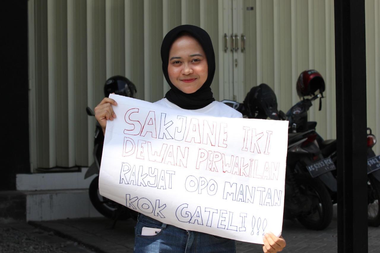 8 poster kocak ala mahasiswa saat demo ini bikin yang baca mikir dua kali