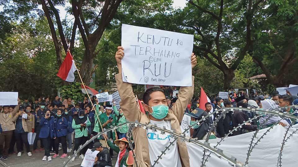 8 poster kocak ala mahasiswa saat demo ini bikin yang baca mikir dua kali