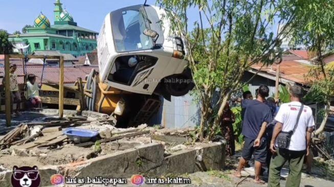 Video Truk Tinja Tak Kuat Menanjak Hingga Terperosok, Kotoran Penuhi Halaman Rumah