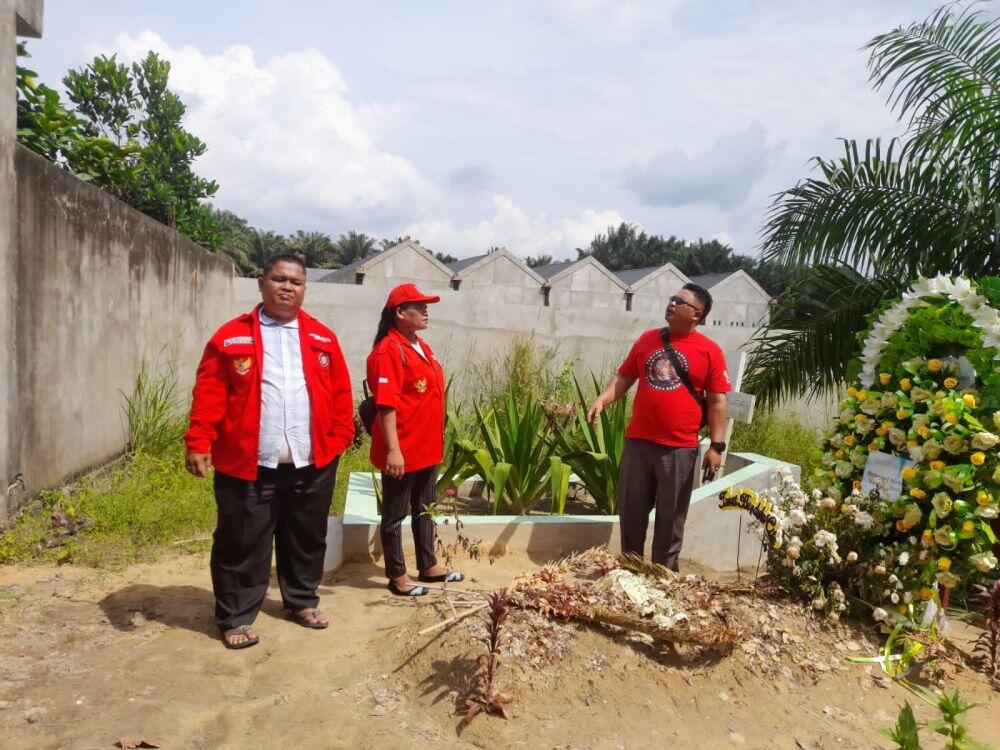 Pasang Lampu, Keluarga Jaga Makam Brigadir Yosua Siang dan Malam