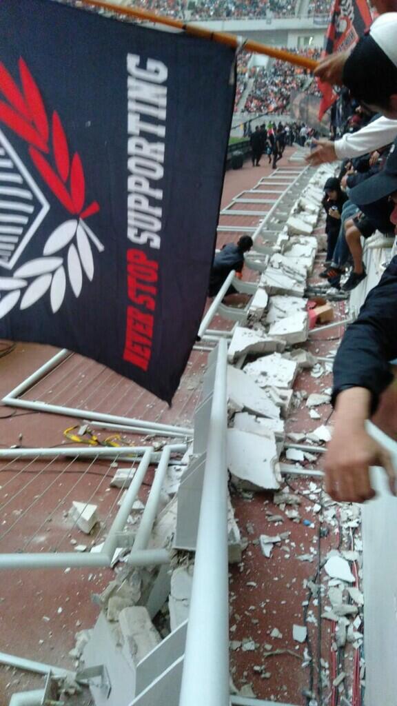 Pagar Pembatas Tribune di JIS Roboh, Tak Kuat Dinaiki Jakmania