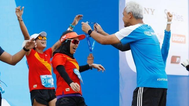 Keren! Taklukan Rute42K, Istri Ganjar Pranowo Ukir Rekor Individu Kelas Full Marathon