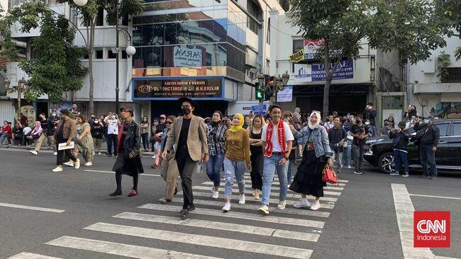 Bahaya, Anak Muda di Kota Lain Ikut-ikutan Fashion Week di Zebra Cross Jalan Raya