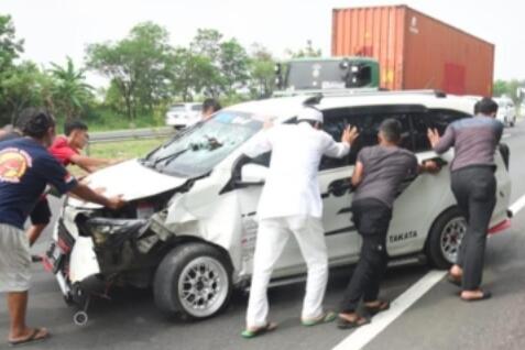 Aksi Heroik Anggota DPR Sendirian Menolong Warga Kecelakaan Di Tol, Siapakah Dia?