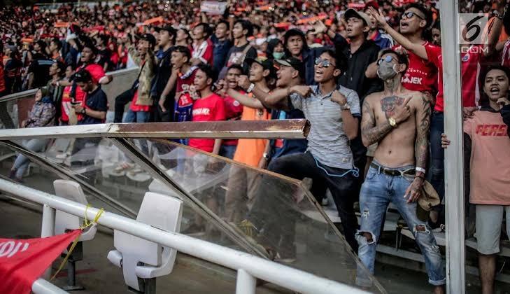 JIS Boleh Keren, Tapi Penonton Persija vs Chonburi Kok Kualitasnya Kampungan?