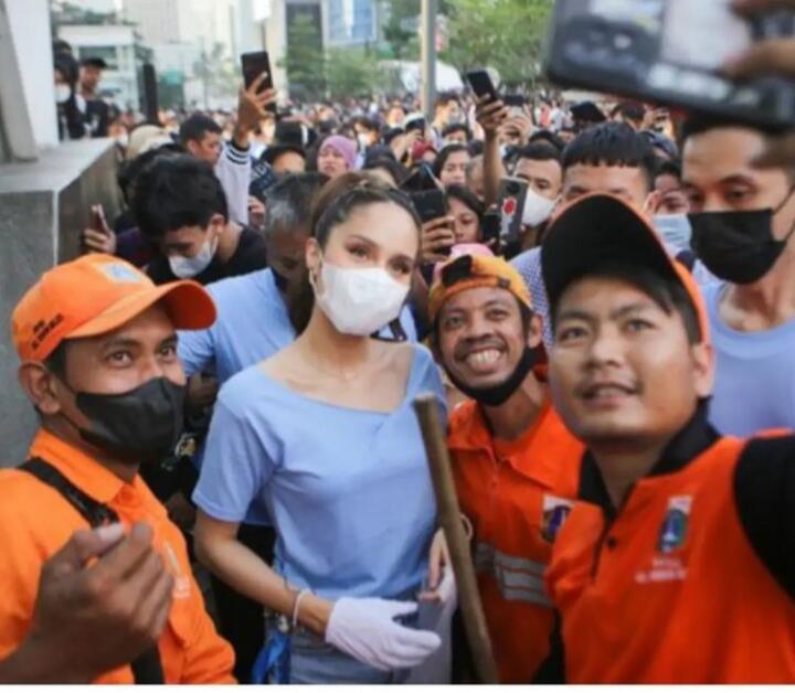 Berbeda Sikap, Cinta Laura Lebih Pungut Sampah di Citayam Fashion Week, Panutan Nih! 