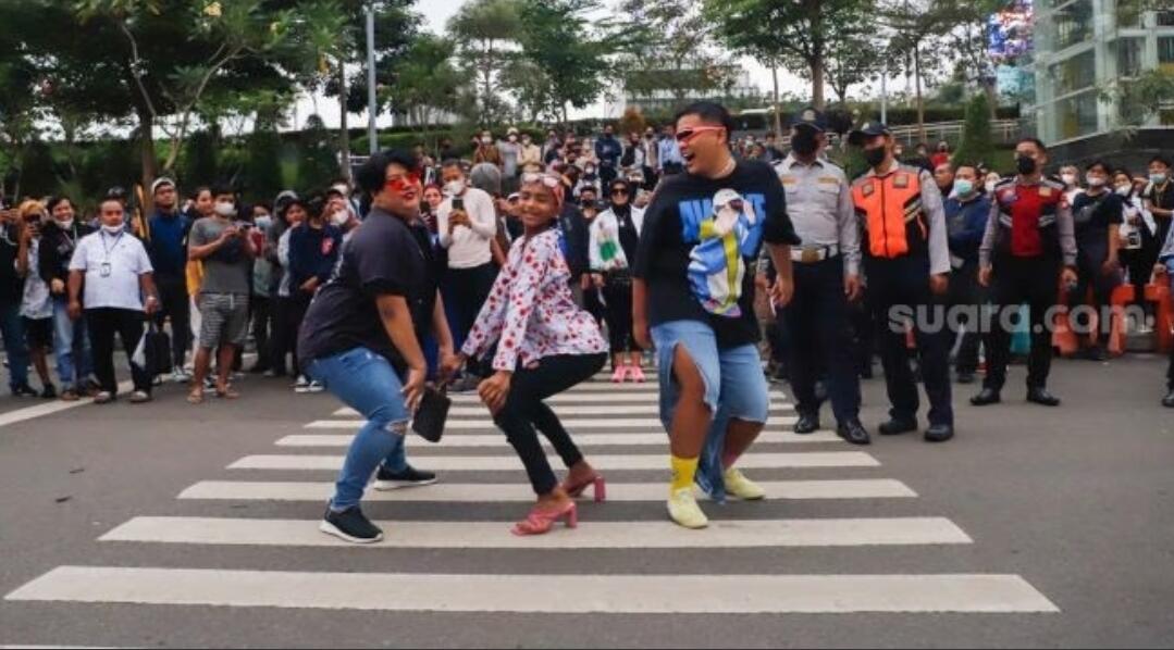 Viral Artis dan Pejabat datang ke Citayam Fashion Week
