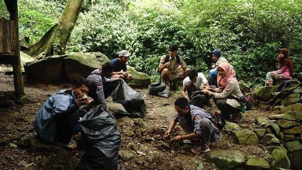 Fenomena Kutang dan Celana Dalam Berserakan di Gunung Sanggabuana