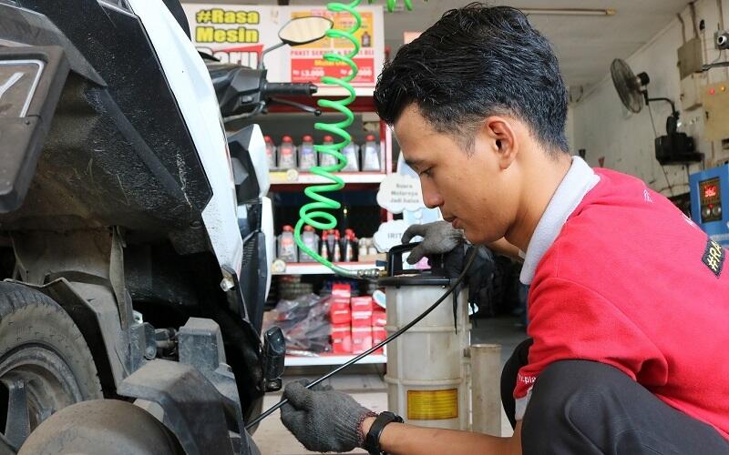 Anak Mulai Berlatih Mengendarai Motor? Ajarkan Ini juga, Gan!