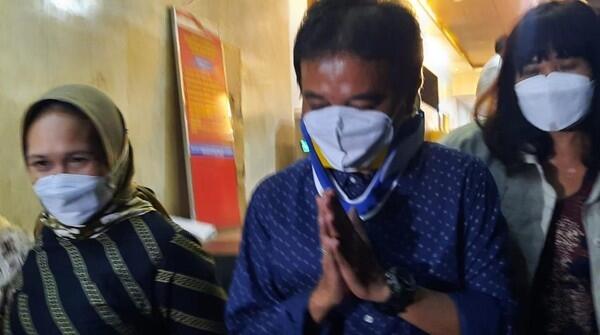 Penampakan Roy Suryo Tak Ditahan Polisi, Keluar Pakai Penyangga di Leher