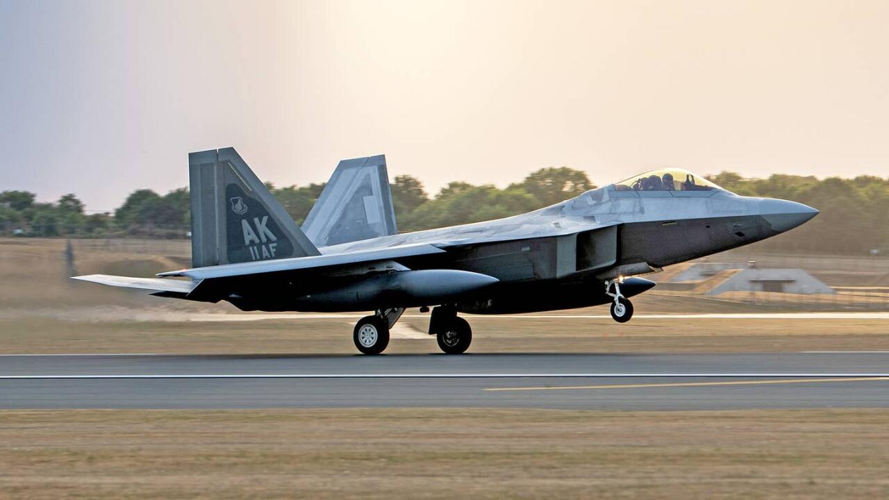 Datang Jauh-Jauh dari Alaska, Enam F-22 Raptor Merapat ke Perbatasan Rusia